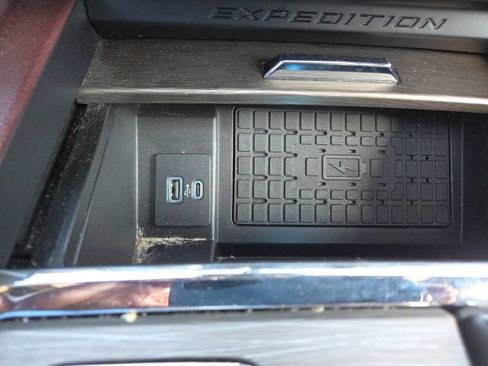Used 2024 Ford Expedition Limited RWD image 35