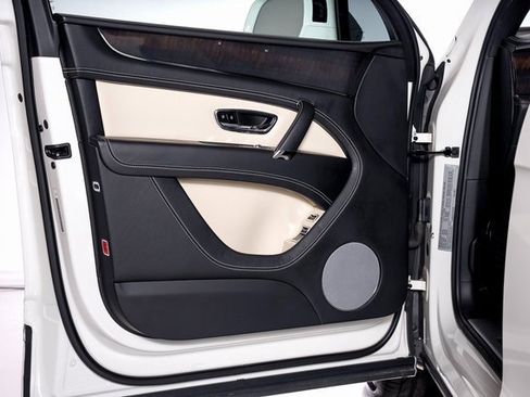 Used 2019 Bentley Bentayga image 56