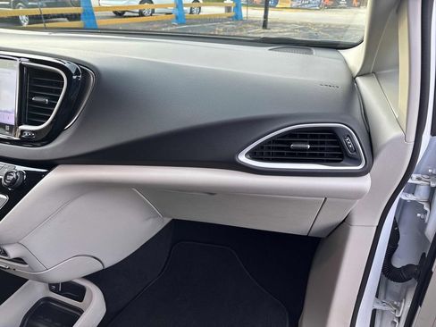 Used 2024 Chrysler Pacifica Touring-L image 59