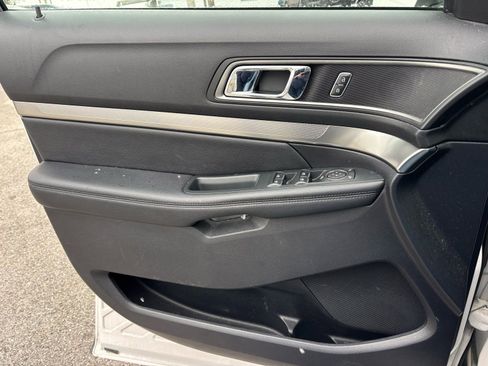Used 2019 Ford Explorer XLT image 11