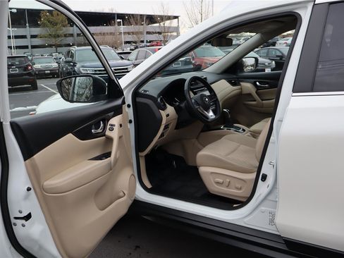 Used 2020 Nissan Rogue SV w/ Premium Package image 12