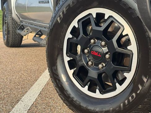 Used 2025 Toyota Tacoma TRD Off-Road image 2