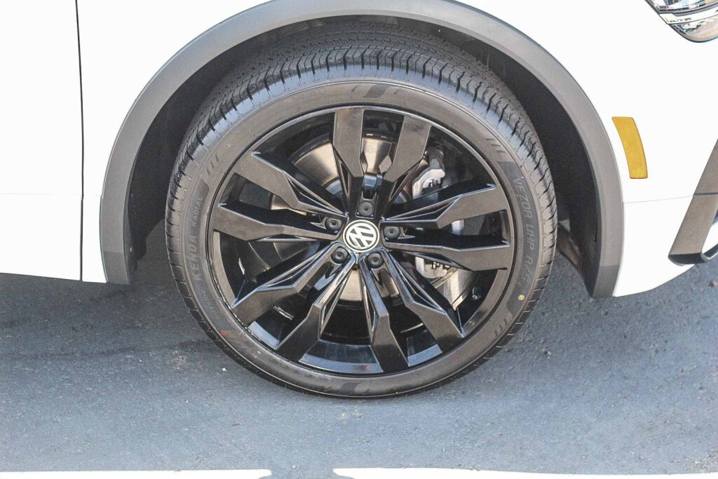 Used 2021 Volkswagen Tiguan SEL Premium R-Line AWD/4WD image 32