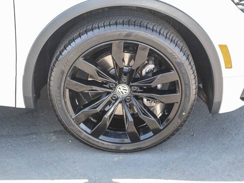 Used 2021 Volkswagen Tiguan SEL Premium R-Line AWD/4WD image 32
