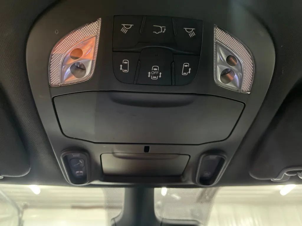Used 2025 Chrysler Pacifica Limited FWD image 27