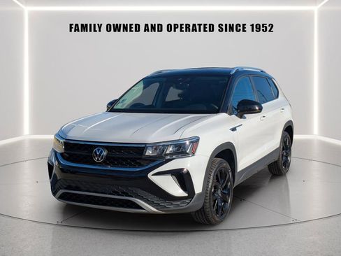 Certified 2023 Volkswagen Taos SE w/ Black Wheel Package FWD image 2