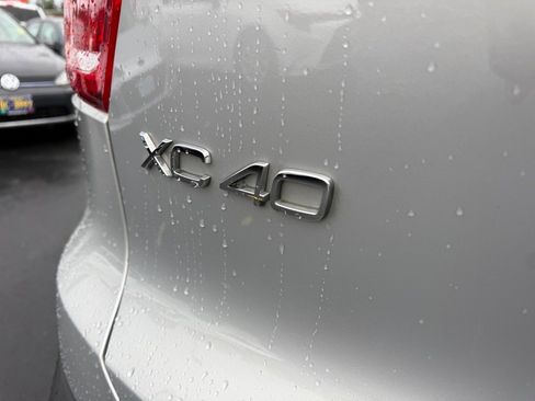 Used 2023 Volvo XC40 B5 Core image 4