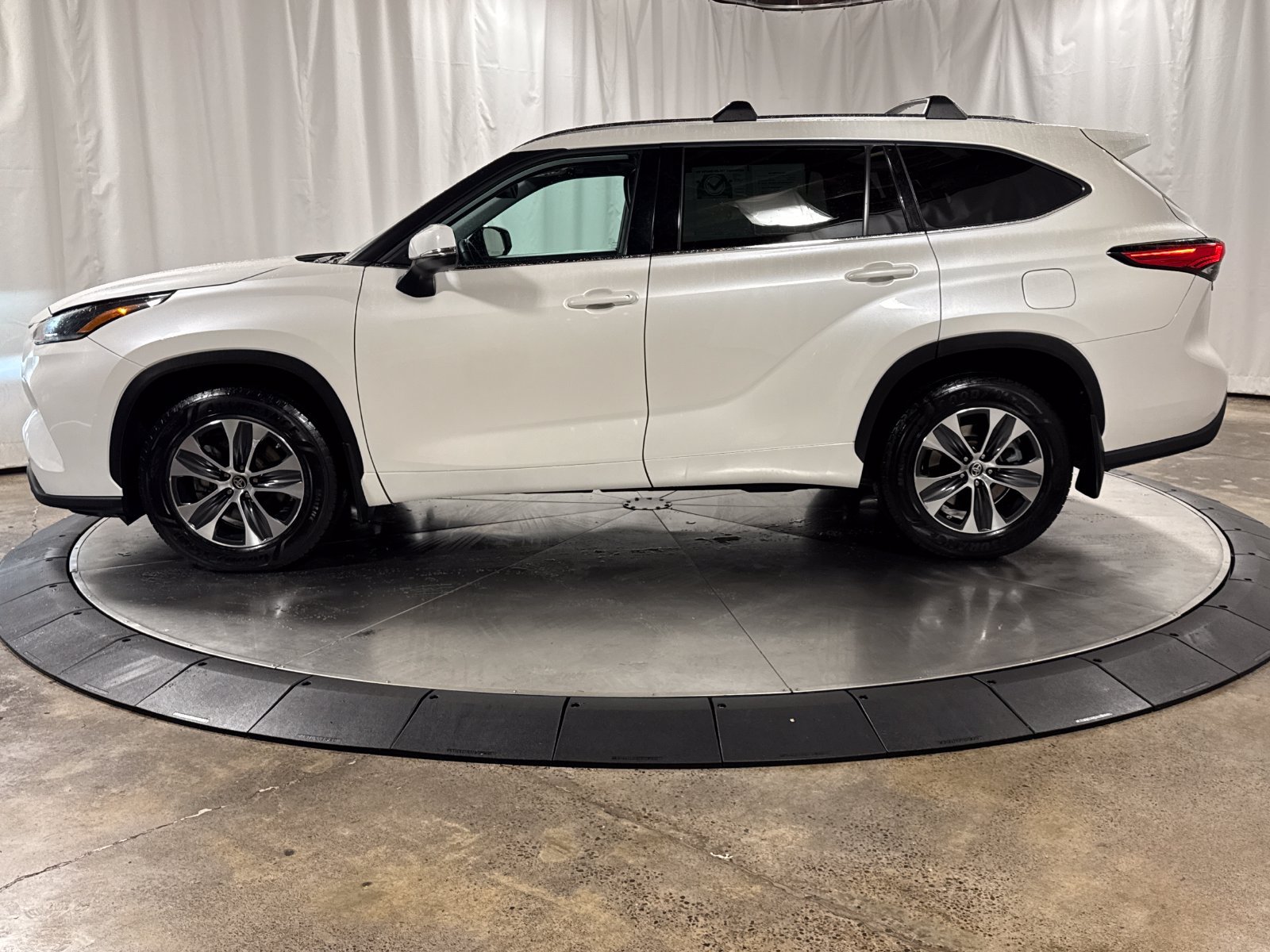 Used 2021 Toyota Highlander XLE AWD/4WD image 8