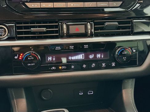 Used 2024 Nissan Pathfinder SV image 23