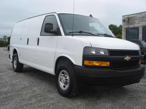 Used 2021 Chevrolet Express 2500 RWD image 2