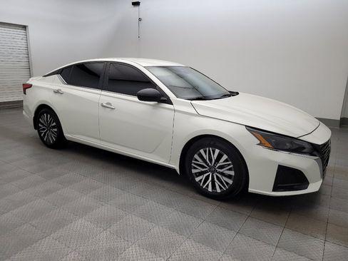 Used 2024 Nissan Altima 2.5 SV FWD image 11