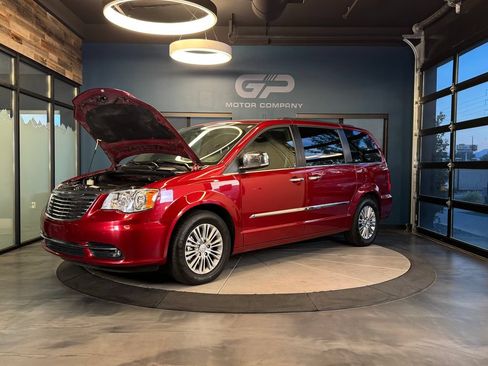 Used 2015 Chrysler Town & Country Touring-L w/ Driver Convenience Group FWD image 25