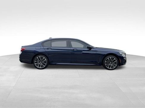 Certified 2022 BMW 750i xDrive w/ Luxury Rear Seating Package AWD/4WD image 10
