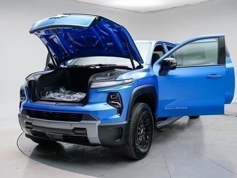 New 2025 Chevrolet Silverado EV LT image 17
