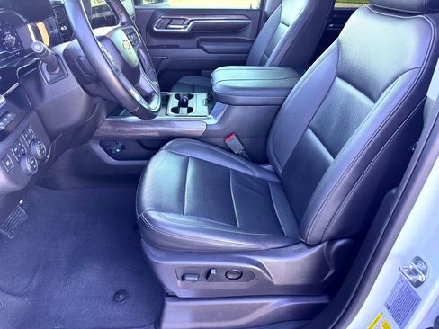 Used 2024 Chevrolet Silverado 3500 LTZ w/ LTZ Convenience Package image 12