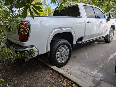 Used 2021 GMC Sierra 2500 Denali w/ Denali Ultimate Package AWD/4WD image 2