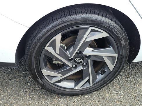 Certified 2025 Hyundai Elantra SEL FWD image 20