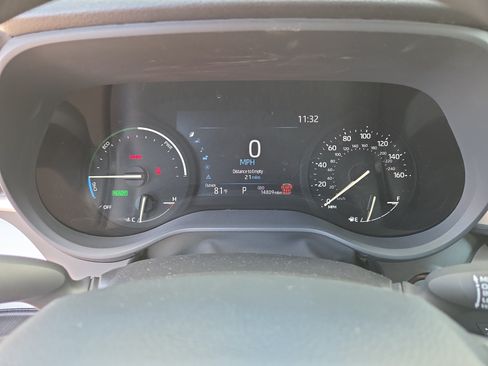Certified 2025 Toyota Sienna LE w/ LE Plus Package AWD/4WD image 21