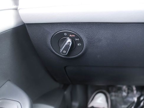 Used 2025 Volkswagen Taos SE image 15