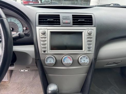 Used 2011 Toyota Camry SE w/ SE/XLE Extra-Value Pkg image 9