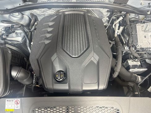 Used 2023 Porsche Macan w/ Premium Package Plus AWD/4WD image 39