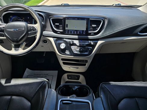Used 2018 Chrysler Pacifica Limited FWD image 26