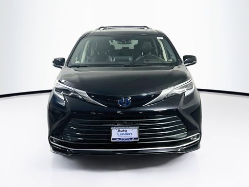 Used 2023 Toyota Sienna Platinum AWD/4WD image 2