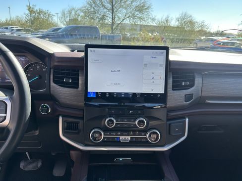 Used 2024 Ford Expedition Limited image 24