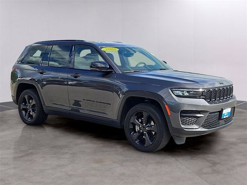 Used 2023 Jeep Grand Cherokee Altitude image 4