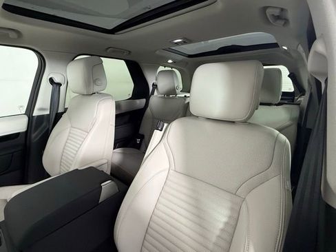 Certified 2025 Land Rover Discovery S image 6