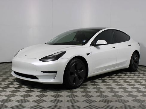 Used 2023 Tesla Model 3 Standard Range image 3