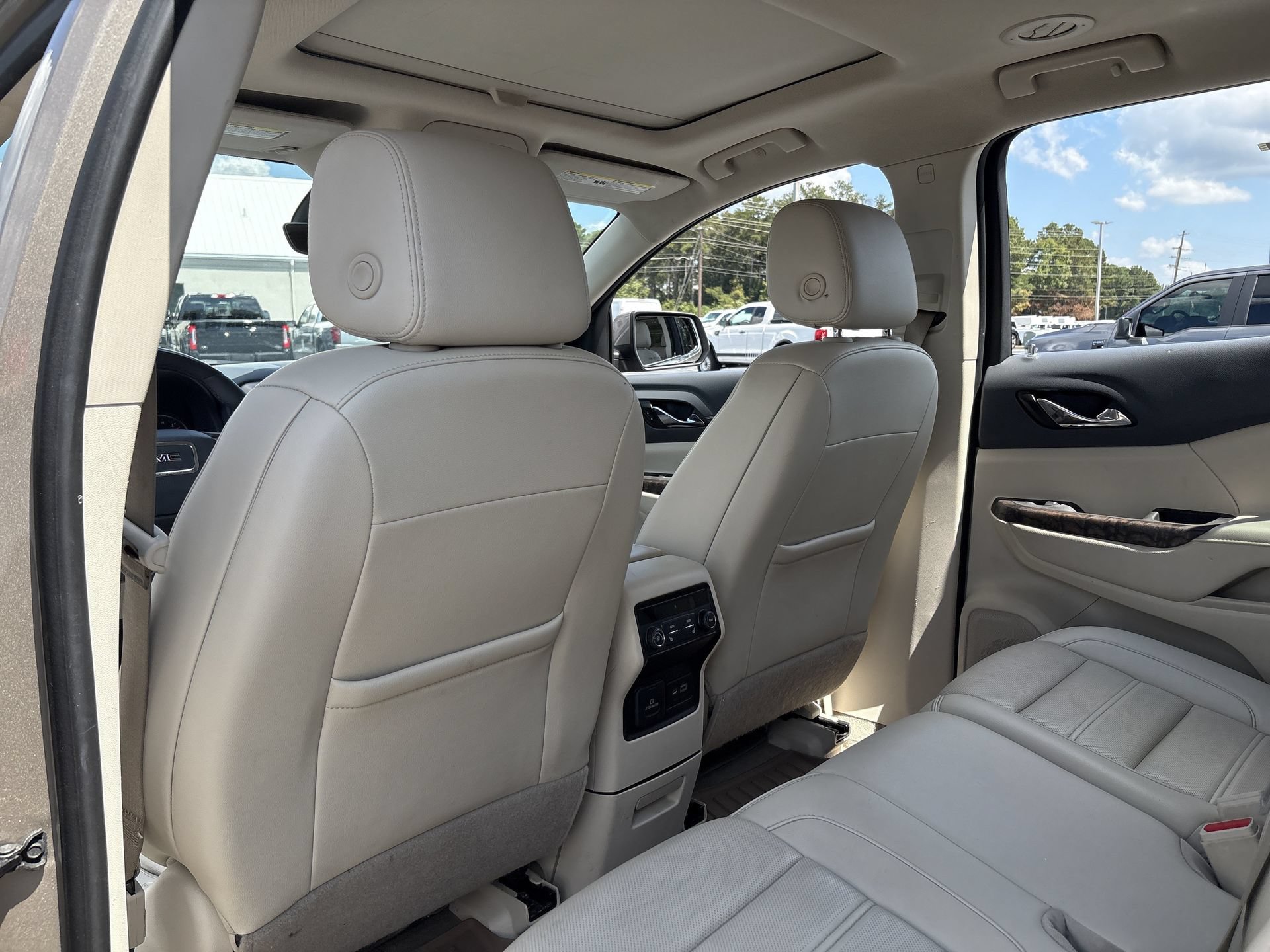 Used 2023 GMC Acadia Denali w/ Denali Ultimate Package FWD image 21