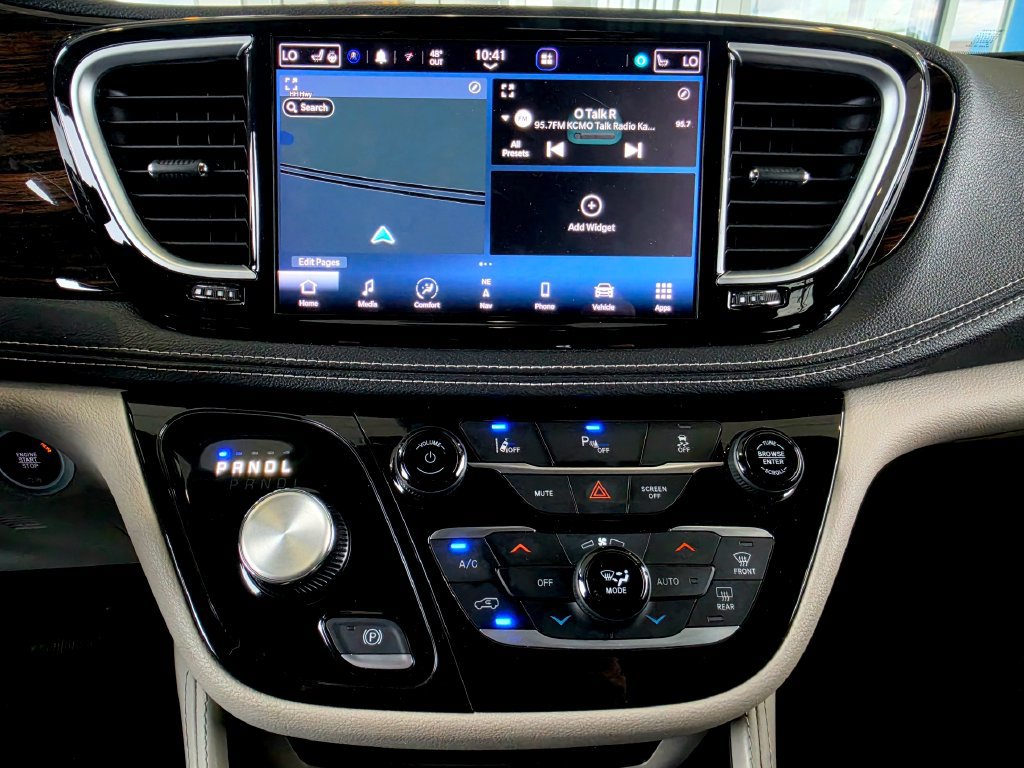 Used 2023 Chrysler Pacifica Limited FWD image 51