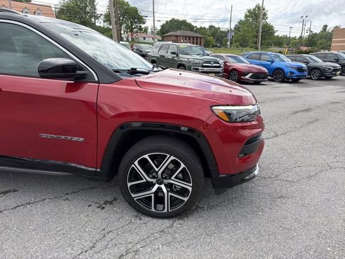 Used 2025 Jeep Compass Limited w/ Elite Group AWD/4WD image 4