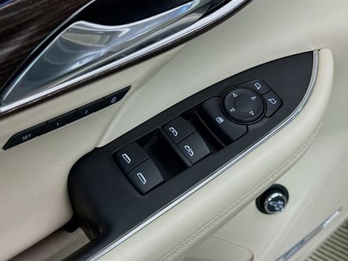 Used 2022 Buick Envision Avenir w/ Technology Package II image 18