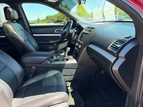 Used 2017 Ford Explorer XLT w/ Equipment Group 202A AWD/4WD image 11