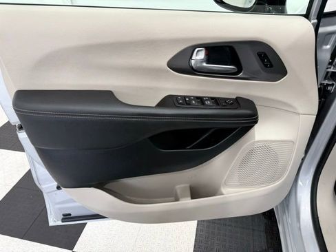Used 2024 Chrysler Pacifica Touring-L AWD/4WD image 14