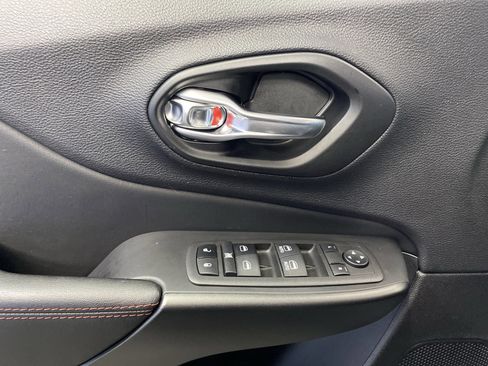 Used 2022 Jeep Cherokee Trailhawk image 12