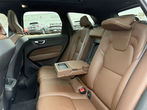 Used 2020 Volvo XC60 T6 Momentum image 32