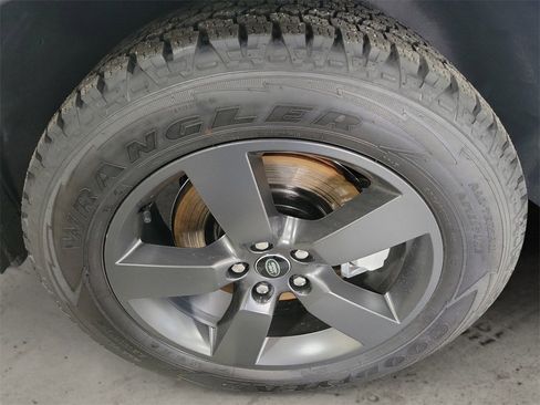 New 2024 Land Rover Defender 110 SE image 11