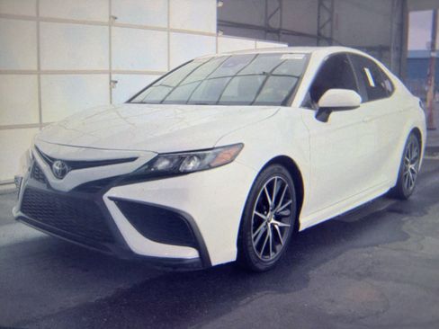 Used 2021 Toyota Camry SE image 1