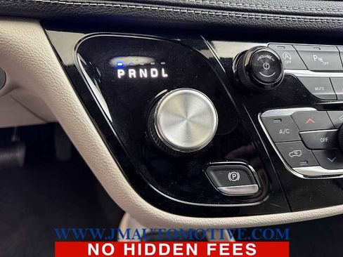 Used 2021 Chrysler Pacifica Touring-L image 33