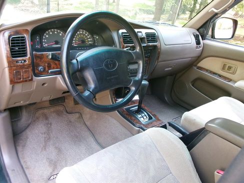 Used 2000 Toyota 4Runner SR5 image 10