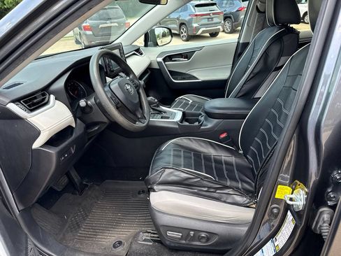 Used 2021 Toyota RAV4 XLE AWD/4WD image 14