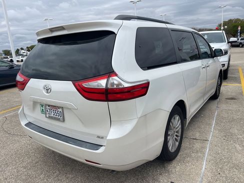 Used 2015 Toyota Sienna XLE image 4