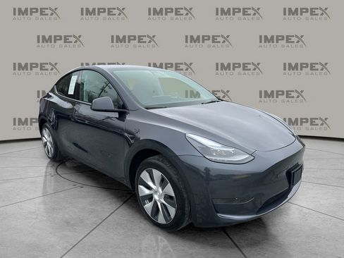 Used 2024 Tesla Model Y 2WD image 7