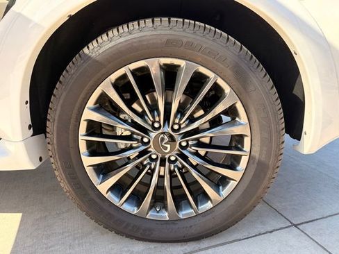 Used 2024 INFINITI QX80 Sensory AWD/4WD image 4