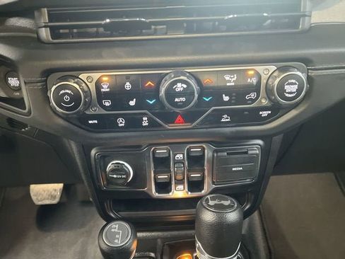 Used 2024 Jeep Wrangler Unlimited Sahara AWD/4WD image 17