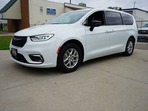 Used 2025 Chrysler Pacifica Select FWD image 2