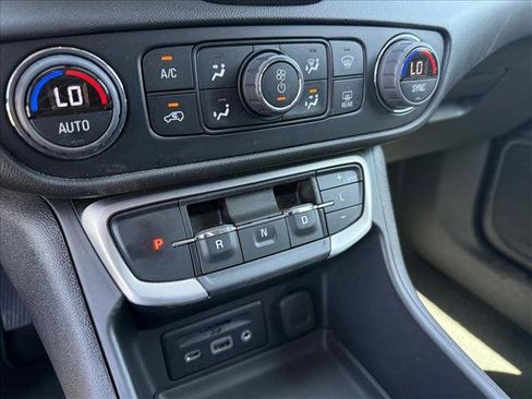 Used 2024 GMC Terrain SLT AWD/4WD image 16